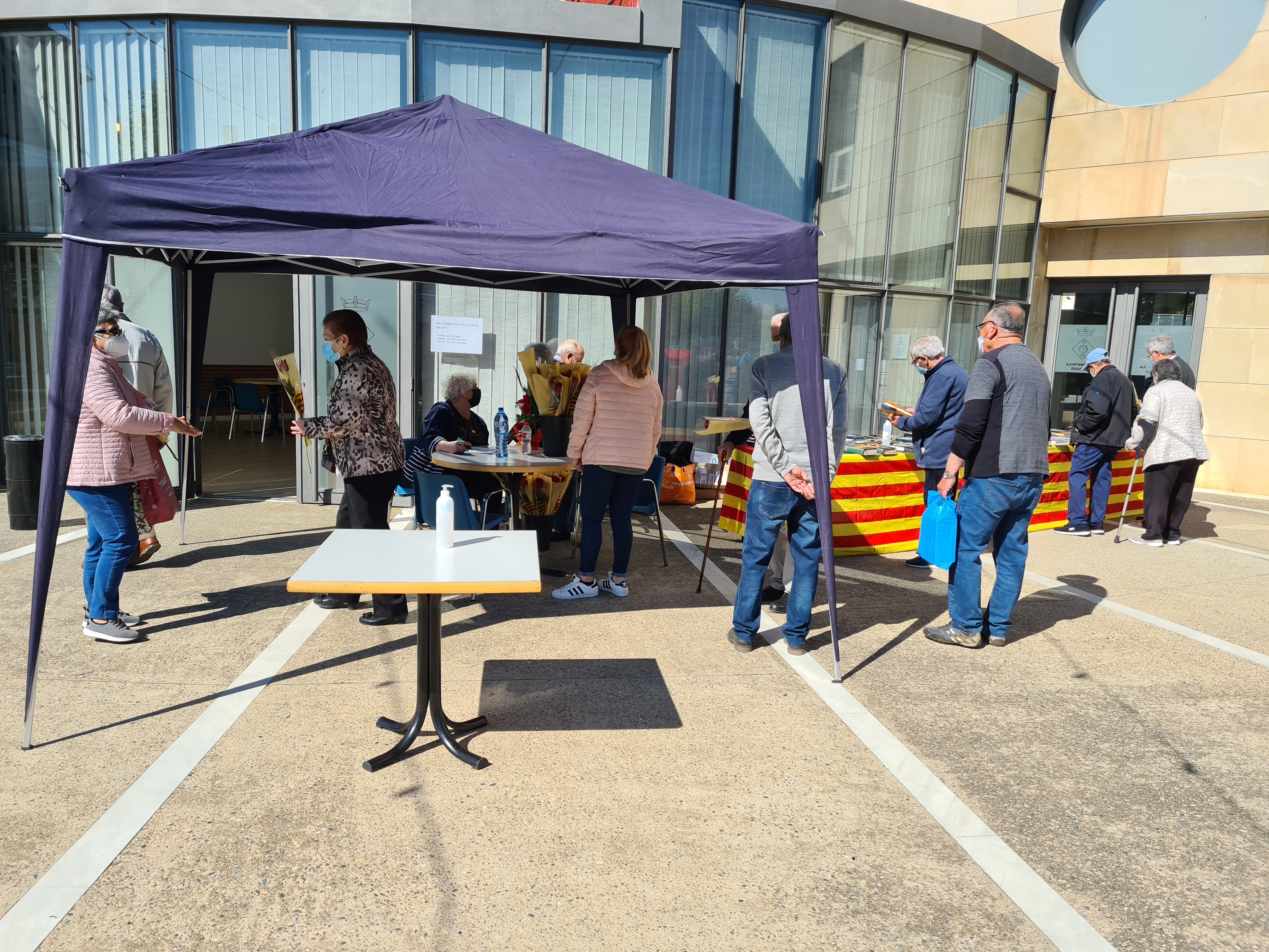 *Imatge de la parada de llibres i roses de la Llar de Jubilats Sant Antolí a l'Espai 1 d'Octubre.